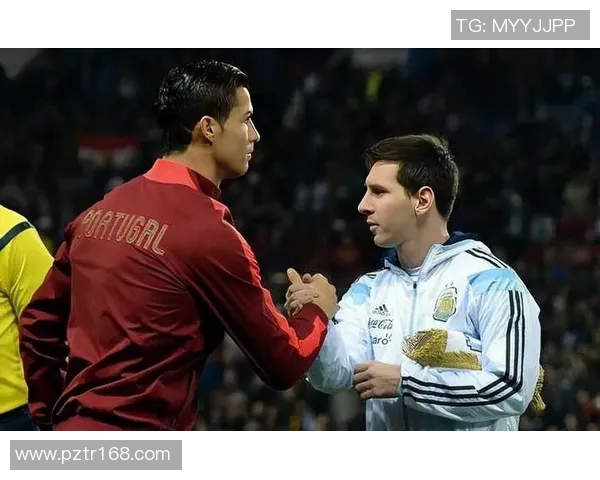 足球明星与球员同框瞬间展现激情与友谊的完美结合 足球明星与球员同框瞬间展现激情与友谊的完美结合